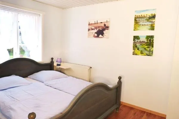 Doppelbettschlafzimmer in der Ferienwohnung Fiiwfut in Süddorf auf Amrum Hüs Sanskiin Ferienwohnung *Fiiwfut*