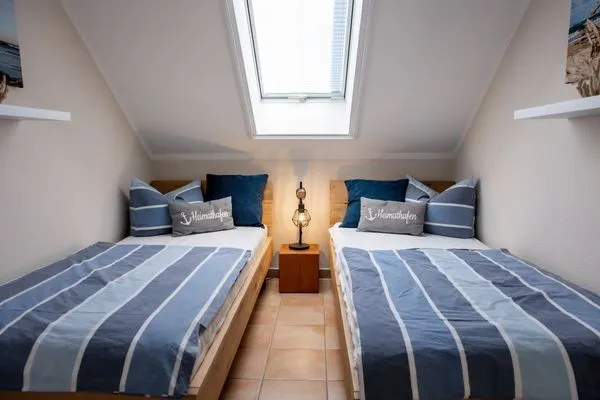 Schlafzimmer mit zwei Einzelbetten Residenz am Strand Wohnung 6-80
