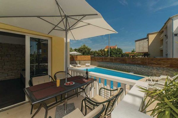 Poolblick Wohnung in Biograd na Moru für 6 Personen & Hund