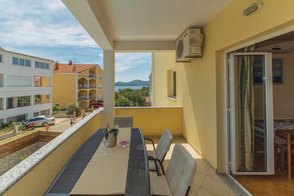 Urlando - Ferienwohnung für 4 Gäste & Hund mit Balkon und seitlichem Meerblick & Pool