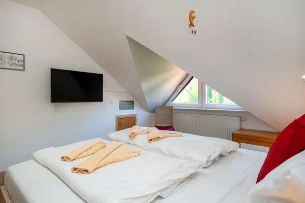 Schlafzimmer mit Doppelbett Ferienpark Freesenbruch Reihenhaus 5a - Eichhörnchen