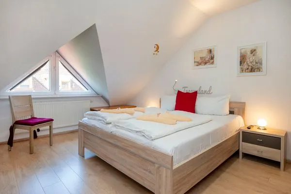 Schlafzimmer mit Doppelbett Ferienpark Freesenbruch Reihenhaus 5a - Eichhörnchen