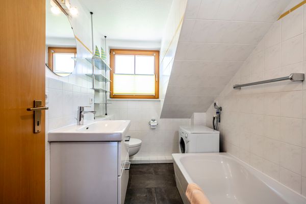 Ferienpark Freesenbruch Reihenhaus 8a - Eisbär Ostseeheilbad Zingst - Badezimmer mit Badewanne