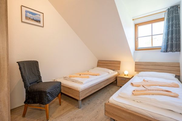 Ferienpark Freesenbruch Reihenhaus 8a - Eisbär Ostseeheilbad Zingst - Schlafzimmer mit zwei Einzelbetten