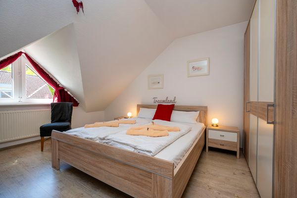 Ferienpark Freesenbruch Reihenhaus 8a - Eisbär Ostseeheilbad Zingst - Schlafzimmer mit Doppelbett