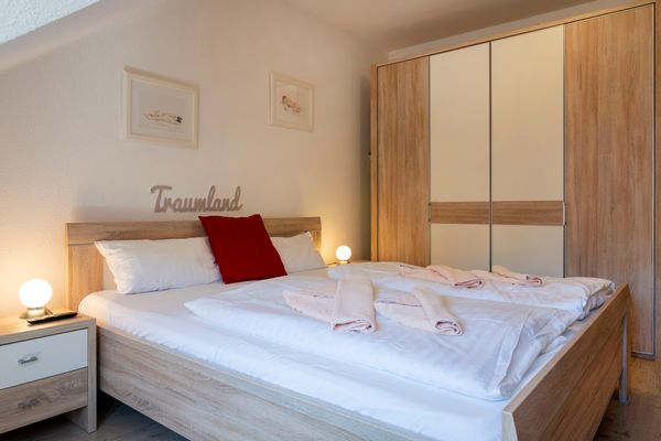 Ferienpark Freesenbruch Reihenhaus 8a - Eisbär Ostseeheilbad Zingst - Schlafzimmer mit Doppelbett