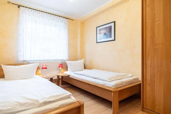 Schlafzimmer mit zwei Einzelbetten  Windflüchter