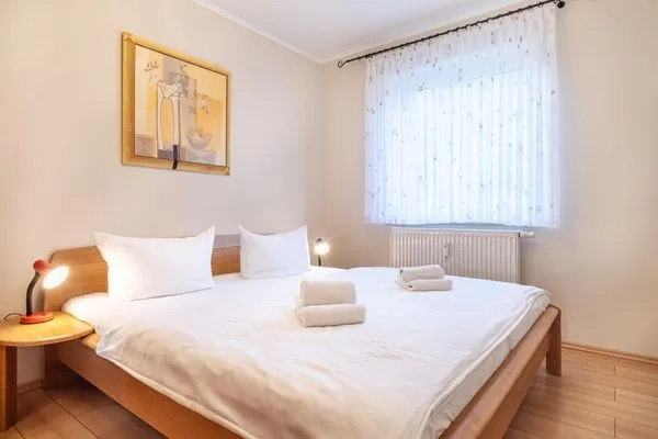 Schlafzimmer mit Doppelbett  Windflüchter