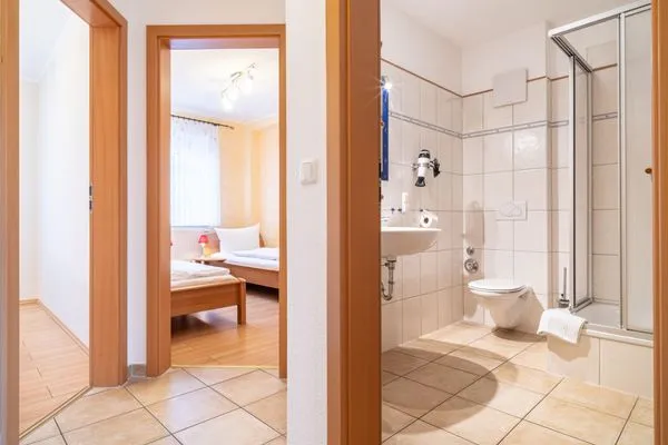 Blick vom Flur in das Bad  Windflüchter