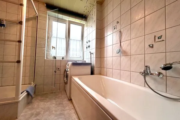  Ferienwohnung Uschis Sommergarten Seenahes Allgäu - Badezimmer 1 mit Badewanne