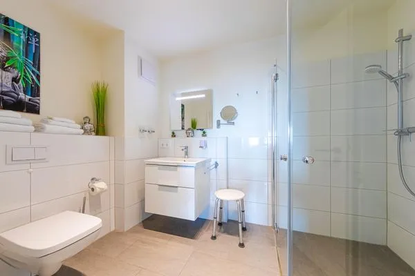 Ferienwohnung Atlantica Hafenresidenz Waren (Müritz) - Badezimmer mit Dusche  Atlantica