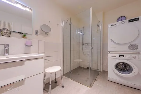 Ferienwohnung Atlantica Hafenresidenz Waren (Müritz) - Badezimmer mit Dusche, Waschmaschine, Trockner  Atlantica