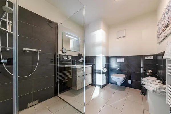 Ferienwohnung Fischotter Hafenresidenz Badezimmer mit Glasdusche  Fischotter