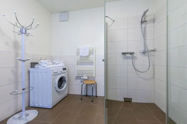 Ferienwohnung MüritzKieker Hafenresidenz Waren (Müritz) - Badezimmer mit Glasdusche und Waschmaschine  MüritzKieker