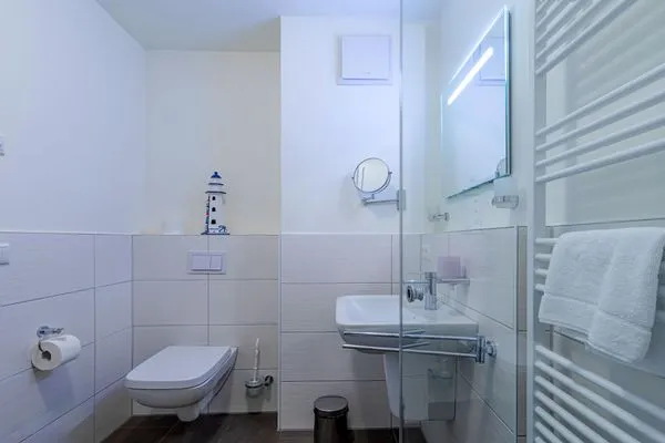 Ferienwohnung Libelle Hafenresidenz Waren (Müritz) - Badezimmer mit Dusche  Libelle