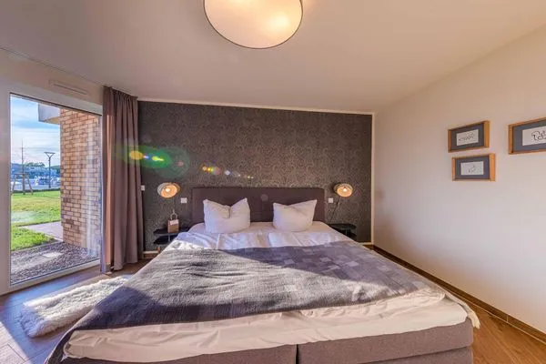 Ferienwohnung Am lütten Meer Hafenresidenz Waren (Müritz) - Schlafzimmer mit Doppelbett  Am lütten Meer