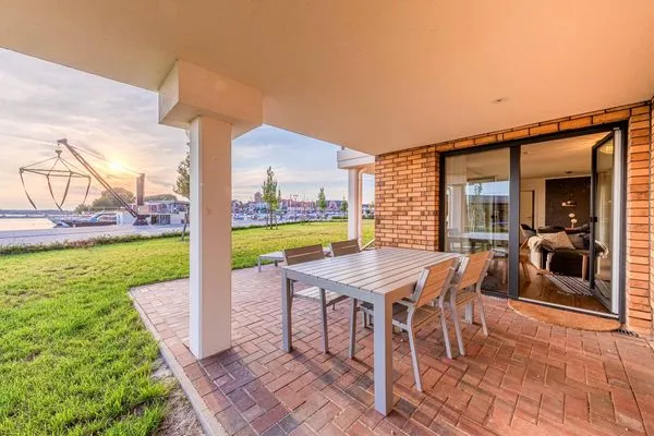 Ferienwohnung Am lütten Meer Hafenresidenz Waren (Müritz) - Terrasse mit Freisitz und Hafenblick  Am lütten Meer