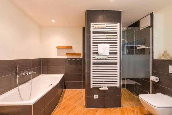 Ferienwohnung Am lütten Meer Hafenresidenz Waren (Müritz) - Badezimmer mit Badewanne und Dusche  Am lütten Meer