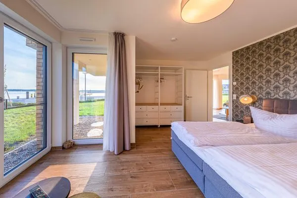 Ferienwohnung Am lütten Meer Hafenresidenz Waren (Müritz) - Schlafzimmer mit Wasserblick  Am lütten Meer