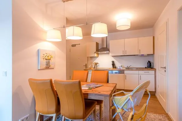 Ferienwohnung Müritzquartier No.13 Hafenresidenz Waren (Müritz) - Küche mit Essbereich  Müritzquartier No.13