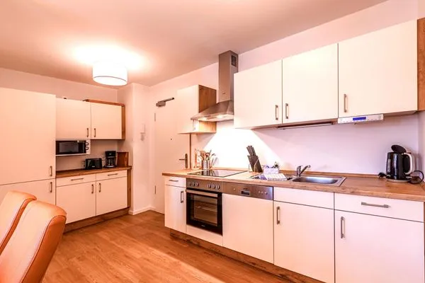 Ferienwohnung Müritzquartier No.13 Hafenresidenz Waren (Müritz) - Küche mit Essbereich  Müritzquartier No.13