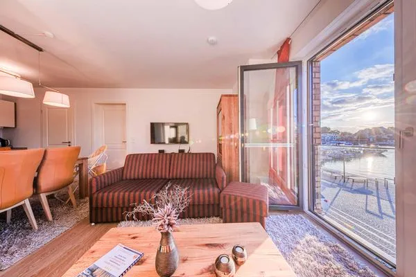 Ferienwohnung Müritzquartier No.13 Hafenresidenz Waren (Müritz) - Wohnzimmer mit Hafenblick  Müritzquartier No.13