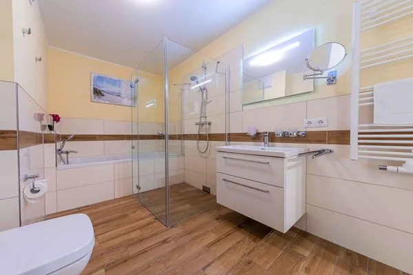 Ferienwohnung Hafenidylle Hafenresidenz Waren (Müritz) - Bad mit Badewanne und Glasdusche  Hafenidylle