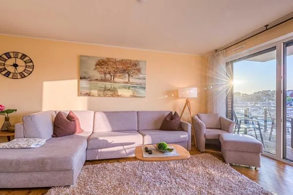 Ferienwohnung Hafenidylle Hafenresidenz Waren (Müritz) - Wohnzimmer mit Hafenblick  Hafenidylle