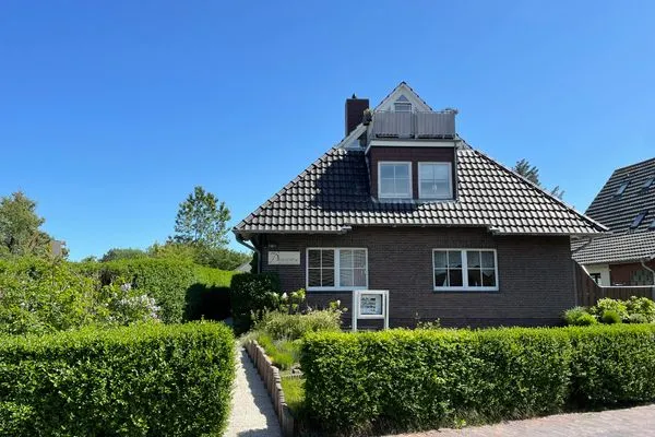 Hauptansicht Haus Dünenrose Ferienwohnung Klabautermann