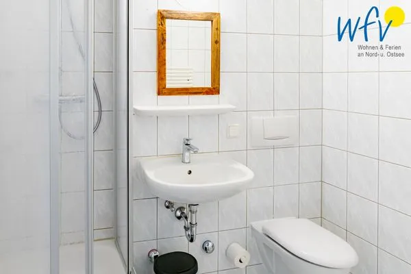 Badezimmer Ferienhaus am Gutspark Dranske Ferienwohnung Weißdorn