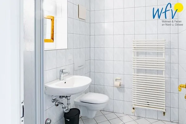Badezimmer Ferienhaus am Gutspark Dranske Ferienwohnung Strandflieder