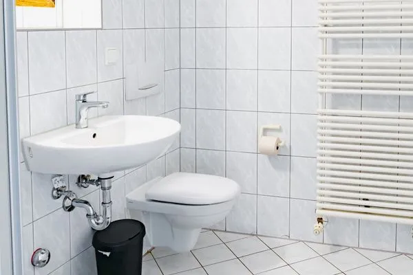 Badezimmer Ferienhaus am Gutspark Dranske Ferienwohnung Strandflieder