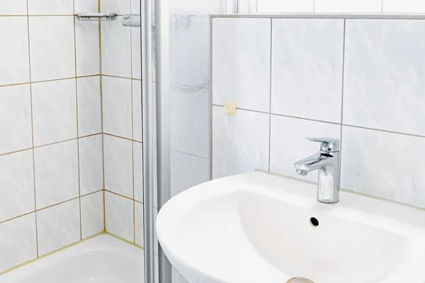 Badezimmer Ferienhaus am Gutspark Dranske Ferienwohnung Strandflieder