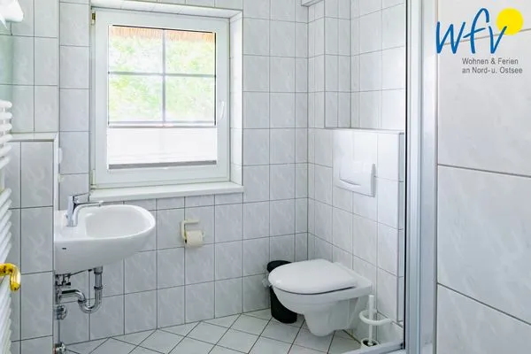 Badezimmer Ferienhaus am Gutspark Dranske Ferienwohnung Küstenklee
