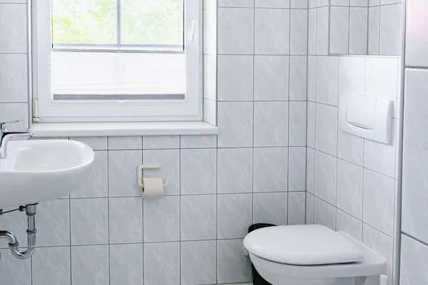 Badezimmer Ferienhaus am Gutspark Dranske Ferienwohnung Küstenklee