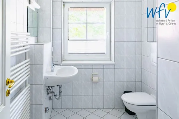 Badezimmer Ferienhaus am Gutspark Dranske Ferienwohnung Küstenklee