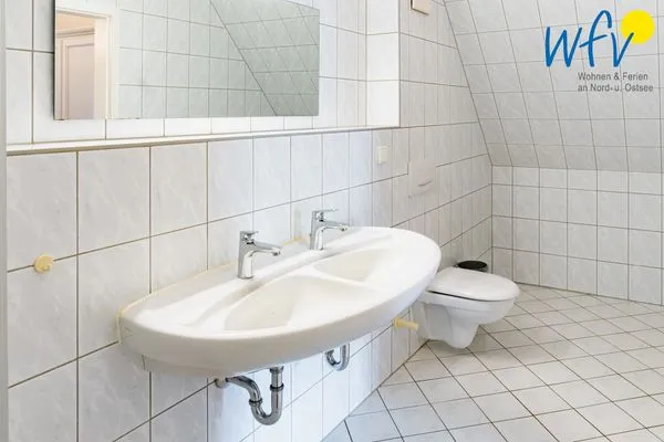 Badezimmer Ferienhaus am Gutspark Dranske Ferienwohnung Seegras