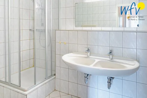 Badezimmer Ferienhaus am Gutspark Dranske Ferienwohnung Seegras