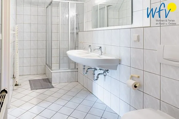 Badezimmer Ferienhaus am Gutspark Dranske Ferienwohnung Seegras