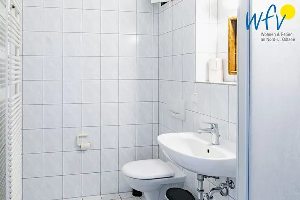 Badezimmer Ferienhaus am Gutspark Dranske Ferienwohnung Sonnengarten