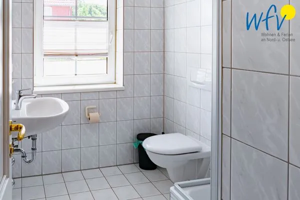 Badezimmer Ferienhaus am Gutspark Dranske Ferienwohnung Sonnenmeer