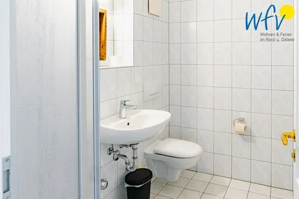 Badezimmer Ferienhaus am Gutspark Dranske Ferienwohnung Sonnenhut