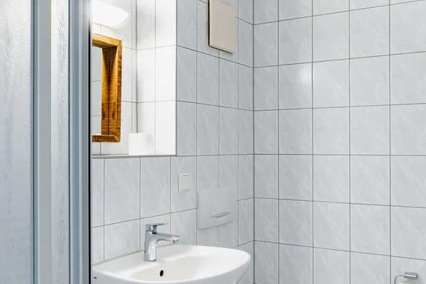 Badezimmer Ferienhaus am Gutspark Dranske Ferienwohnung Sonnenhut