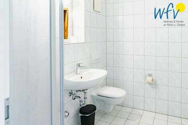 Badezimmer Ferienhaus am Gutspark Dranske Ferienwohnung Sonnenhut