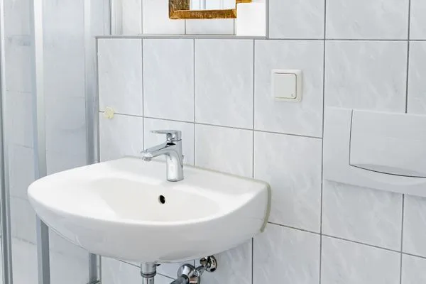 Badezimmer Ferienhaus am Gutspark Dranske Ferienwohnung Sonnenhut