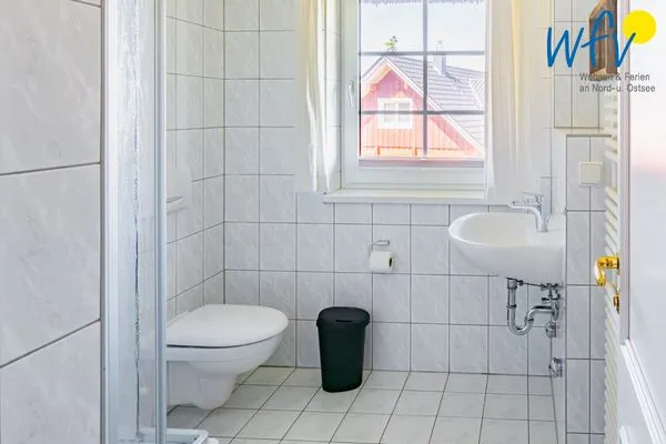 Badezimmer Ferienhaus am Gutspark Dranske Ferienwohnung Sonnenrose
