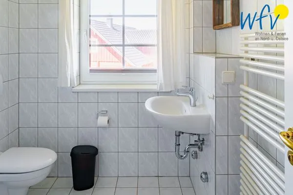 Badezimmer Ferienhaus am Gutspark Dranske Ferienwohnung Sonnenrose
