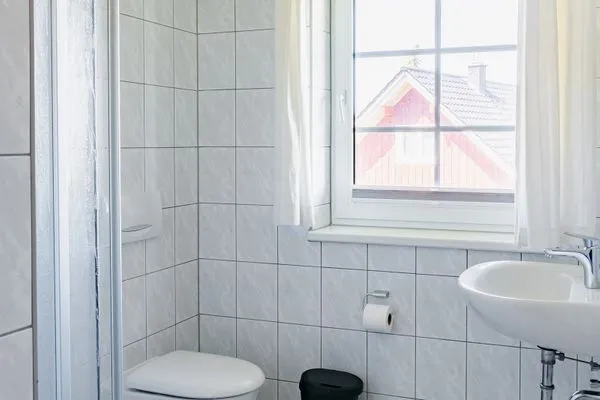 Badezimmer Ferienhaus am Gutspark Dranske Ferienwohnung Sonnenrose