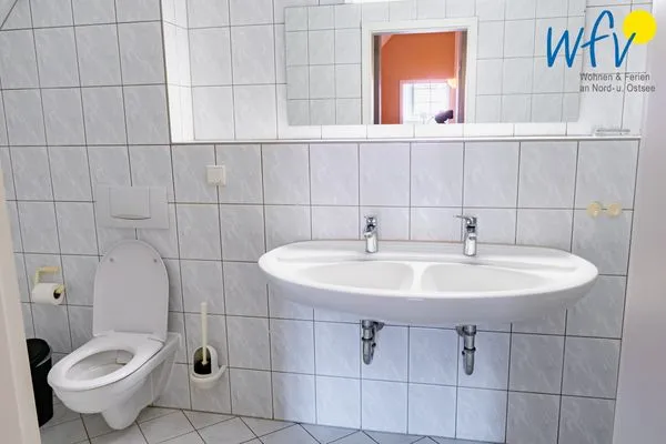 Badezimmer Ferienhaus am Gutspark Dranske Ferienwohnung Sonnenliebe