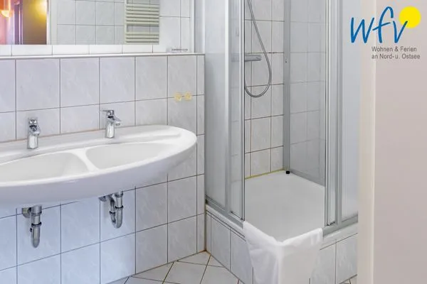 Badezimmer Ferienhaus am Gutspark Dranske Ferienwohnung Sonnenliebe